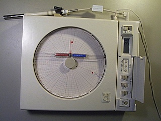 Circular Chart Recorder for Temperature and Humidity. With sensor head. Without power adapter. Sell 'As Is', no Warranty.