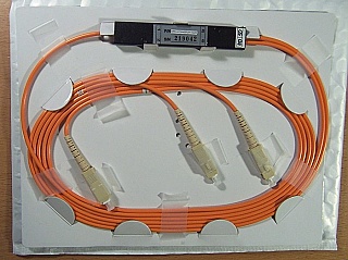 50%/50% 1310nm broadband 1x2 coupler/splitter. With 62.5/125um MM fiber. With 3 SC/PC connectors. Koncent P/N: MMWC-A-1310-62.5/125-4-1X2-50-SC/PC
