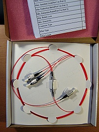 1550nm 1x2 polarization combiner/splitter. With 2 FC/UPC PMF and 1 SMF connectors. P/N: PBS-1550-P-000-1-2-1-1. New released products from manufacturer.