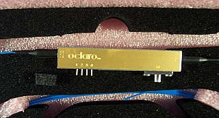 10-Gb/s optical digital intensity modulator with photodiode. We believe it is for 1.5x-um wavelength. With GPO-male RF port. Oclaro P/N: 792000340. ER data is less than 30dB