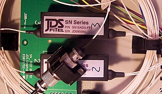 JDS benchtop stabilized 1309nm/1474nm/1556nm laser source, FC/PC adapter ,  FP laser with multimode lasing. Output power of the middle port and right port is 3dB lower than left port.